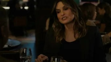 Blazer en crêpe Alexander McQueen porté par Olivia Benson (Mariska Hargitay) vu dans Law & Order : Special Victims Unit (S27E04)