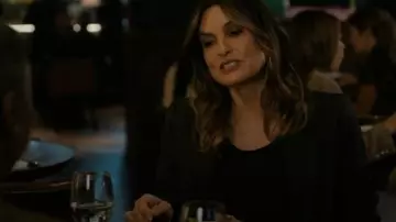 Blazer en crêpe Alexander McQueen porté par Olivia Benson (Mariska Hargitay) vu dans Law & Order : Special Victims Unit (S27E04)