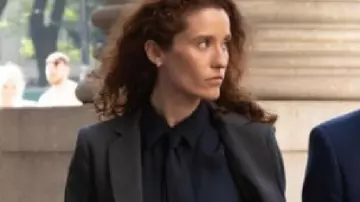 Law And Order SVU S27 Ada Jones Tie Blouse (Ada Jones) dans Law & Order : Special Victims Unit
