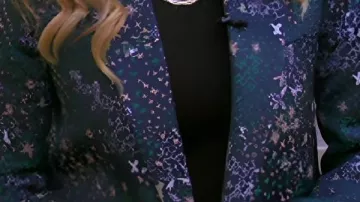 Blazer azul estampado usado por Self (Alex Guarnaschelli) en Alex vs America