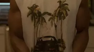 Camiseta sin mangas estampada con palmeras usada por Lewis Stewart (McKinley Freeman) en Reasonable Doubt