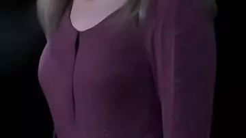 Haut floral rose porté par Mary Campbell (Meg Donnelly) dans The Winchesters