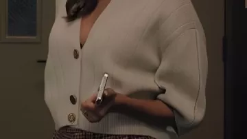 Cárdigan blanco roto usado por Christina 'Chris' Hunter (Nicole Beharie) en The Morning Show