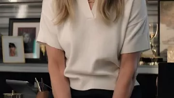 Polo blanco usado por Alex Levy (Jennifer Aniston) en The Morning Show