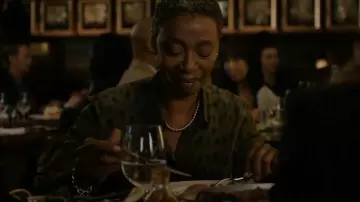 Akris Punto Blouse en crêpe de Chine à imprimé léopard portée par Kathryn Tynan (Noma Dumezweni) comme on le voit dans Law & Order : Special Victims Unit (S27E04)