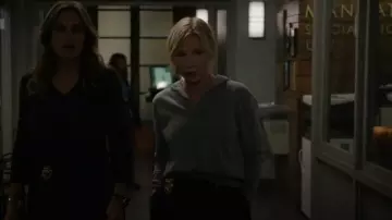 Rosetta Getty Sweat à capuche à col en V porté par Amanda Rollins (Kelli Giddish) comme on le voit dans Law & Order : Special Victims Unit (S27E04)