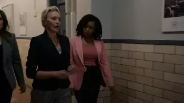 Blazer simple boutonnage en crêpe de feuille Alexander McQueen porté par Renee Curry (Aimé Donna Kelly) tel qu’on le voit dans Law & Order : Special Victims Unit (S27E04)