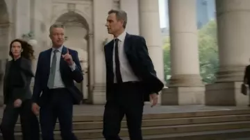 Cravate en soie Kiton Napoli portée par Nicholas Baxter (Tony Goldwyn) comme on le voit dans Law & Order : Special Victims Unit (S27E04)