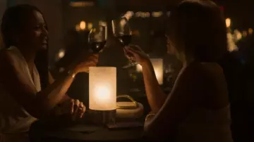 Sac à détails en or Zara porté par Sally Braswell (Nefetari Spencer) comme on le voit dans Reasonable Doubt (S03E06)