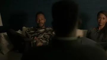 Rag and Bone Camo Crew Sweater porté par Lewis Stewart (McKinley Freeman) comme on le voit dans Reasonable Doubt (S03E06)