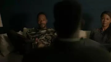 Suéter de camuflaje de trapo y hueso usado por Lewis Stewart (McKinley Freeman) como se ve en Duda razonable (S03E06)