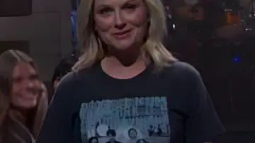 T-shirt graphique Saturday Night Live porté par Amy Poehler comme on le voit dans Saturday Night Live