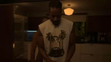 RtA Terry Muscle Tee White Car Drift porté par Lewis Stewart (McKinley Freeman) comme on le voit dans Reasonable Doubt (S03E06)