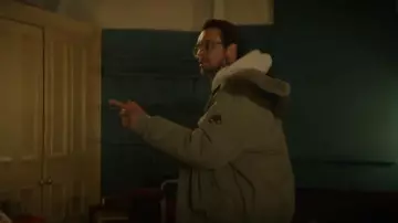 Chaqueta bomber Denali de Moose Knuckles usada por Vincent "Vinnie" O'Neill (Joe Gilgun) como se ve en Brassic (S07E02)