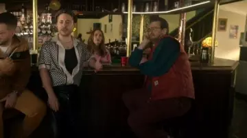 Chaleco Carhartt Lachlan usado por Vincent "Vinnie" O'Neill (Joe Gilgun) como se ve en Brassic (S07E02)