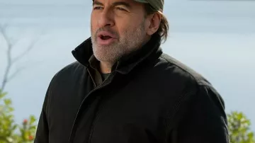 Sullivans Crossing S03 Scott Patterson Chaqueta negra de Harry 'Sully' Sullivan (Scott Patterson) en Sullivan's Crossing (S03E10)