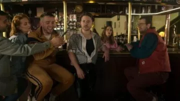 Top Geo de manga corta Topman usado por Thomas "Tommo" Schaffner (Ryan Sampson) como se ve en Brassic (S07E02)