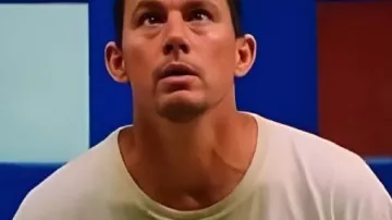 Chemise graphique blanche Roofman portée par Jeffrey Manchester (Channing Tatum) comme on le voit dans Roofman