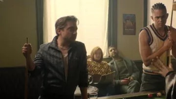 Veste Lacoste Jacquard portée par Thomas « Tommo » Schaffner (Ryan Sampson) comme on le voit dans Brassic (S07E03)