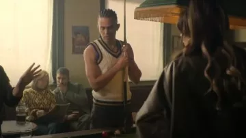 Camiseta sin mangas de punto con cuello en V de Asos Design usada por Ashley "Ash" Dennings (Aaron Heffernan) como se ve en Brassic (S07E03)