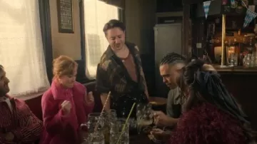 Camisa estampada botánica de satén de manga corta Topman usada por Thomas "Tommo" Schaffner (Ryan Sampson) como se ve en Brassic (S07E03)