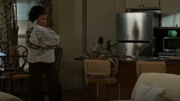 EB Denim Frederic High Rise Barrel Leg Jeans en Coated Saddle usados por Eva Thomas (Ambyr Michelle) como se ve en Beyond the Gates (S01E138)