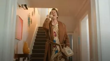 Paul Stuart Robe en cachemire camel foncé portée par Andy Samberg comme on le voit dans Saturday Night Live (S50E07)