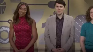 Vestido Versace con estampado de La Greca usado por Ego Nwodim como se ve en Saturday Night Live (S50E07)