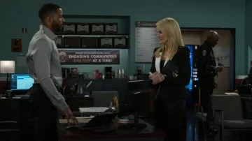 Pochette Ted Baker Kira Rose portée par Vanessa McBride (Lauren Buglioli) comme on le voit dans Beyond the Gates (S01E139)