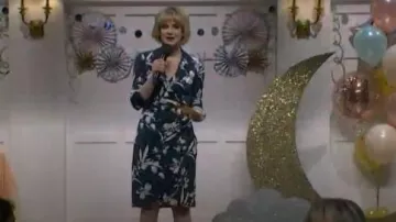 Eliza J Robe fourreau florale portée par Debbie Downer (Rachel Dratch) comme on le voit dans Saturday Night Live (S50E07)