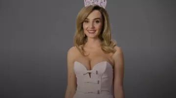 Vestido midi con lazo de crepé Joselynne de Amanda Uprichard usado por Chloe Fineman como se ve en Saturday Night Live (S50E07)