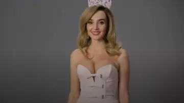 Vestido midi con lazo de crepé Joselynne de Amanda Uprichard usado por Chloe Fineman como se ve en Saturday Night Live (S50E07)