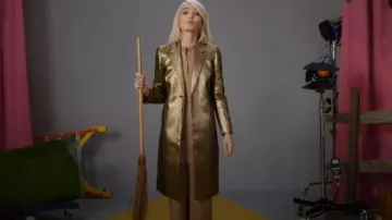 Manteau texturé métallique Kasper porté par Sarah Sherman comme on le voit dans Saturday Night Live (S50E07)