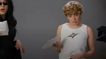 Vinn Patararin Débardeur Cut Out White porté par Charlie XCX comme on le voit dans Saturday Night Live (S50E07)