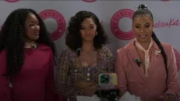 AS by DF Fiona Blazer de terciopelo para novio usado por Chelsea Hamilton (RhonniRose Mantilla) como se ve en Beyond the Gates (S01E139)