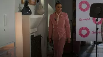 AS by DF Fiona Pantalón recto de terciopelo usado por Chelsea Hamilton (RhonniRose Mantilla) como se ve en Beyond the Gates (S01E139)