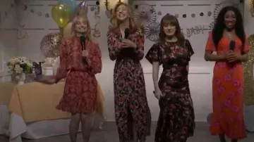 Robe Misa Gianna portée par Sarah Sherman vue dans Saturday Night Live (S50E07)