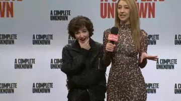 Chaqueta bomber negra con cinturón de seguridad de Helmut Lang usada por Chloe Fineman como se ve en Saturday Night Live (S50E08)