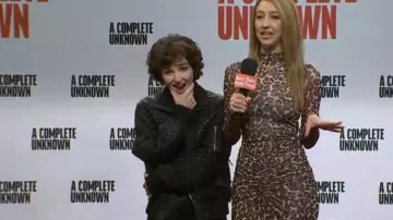 Chaqueta bomber negra con cinturón de seguridad de Helmut Lang usada por Chloe Fineman como se ve en Saturday Night Live (S50E08)