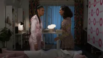 Pantalones de salón Marrknull Hanger usados por Chelsea Hamilton (RhonniRose Mantilla) como se ve en Beyond the Gates (S01E140)
