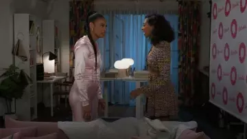 Pantalones de salón Marrknull Hanger usados por Chelsea Hamilton (RhonniRose Mantilla) como se ve en Beyond the Gates (S01E140)