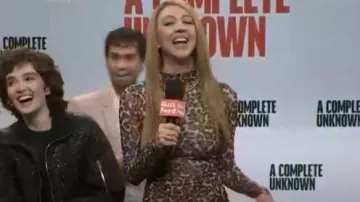 Vestido Ronny Kobo Scorpio usado por Heidi Gardner como se ve en Saturday Night Live (S50E08)