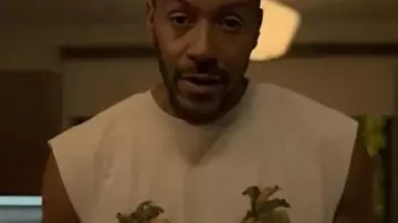 Camiseta sin mangas estampada con palmera McKinley Freeman S03 de Reasonable Doubt usada por Lewis Stewart (McKinley Freeman) en Reasonable Doubt