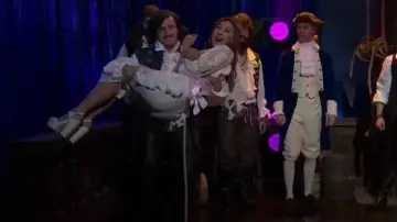 Sandalia de plataforma de cuero Michael Kors Sinead usada por Heidi Gardner como se ve en Saturday Night Live (S50E08)