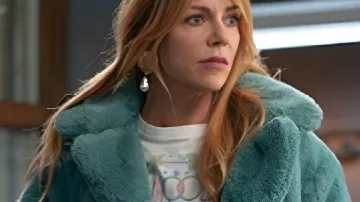 High Potential S2 Kaitlin Olson Fleetwood Graphics T-Shirt worn by Morgan Gillory (Kaitlin Olson) in High Potential (S02)