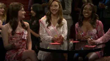 Vestido midi fruncido floral L'Agence Caprice usado por Sarah Sherman como se ve en Saturday Night Live (S50E08)
