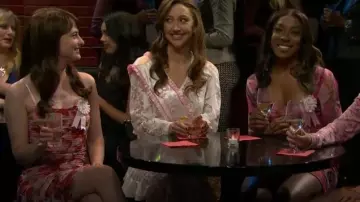 Vestido midi fruncido floral L'Agence Caprice usado por Sarah Sherman como se ve en Saturday Night Live (S50E08)