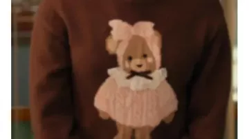 Bear Graphic Sweater of Ainsley (Stephanie Styles) in Loot (S02)