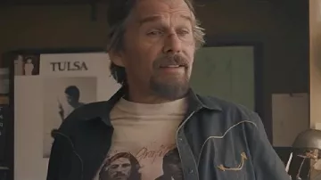 Camisa occidental de Ethan Hawke The Lowdown 2025 usada por Lee Raybon (Ethan Hawke) como se ve en The Lowdown (S01)