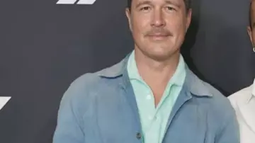 Chaqueta azul de proyección especial de F1 LA usada por Brad Pitt en F1 Bande Annonce VF (2025) Nouvelle, Brad Pitt